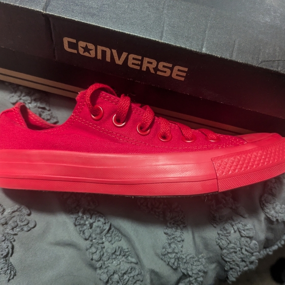 Red converse - Picture 2 of 6